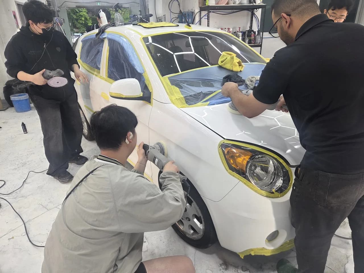 차량 전면 패널을 따라 균일한 연마 동작을 익히는 현장 실습