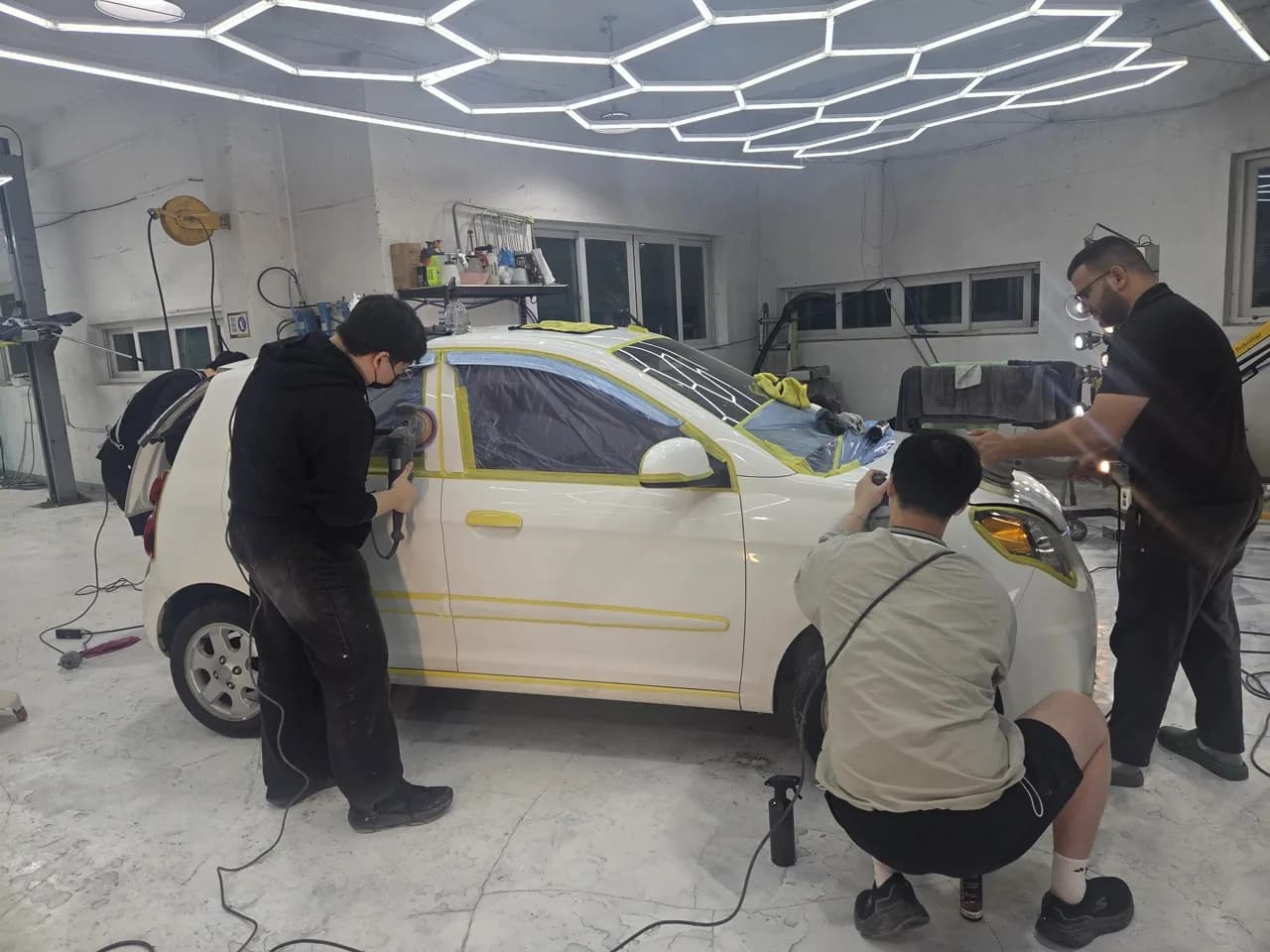 도어와 펜더의 작업 면을 나누어 광택 기초를 반복 훈련하는 수업